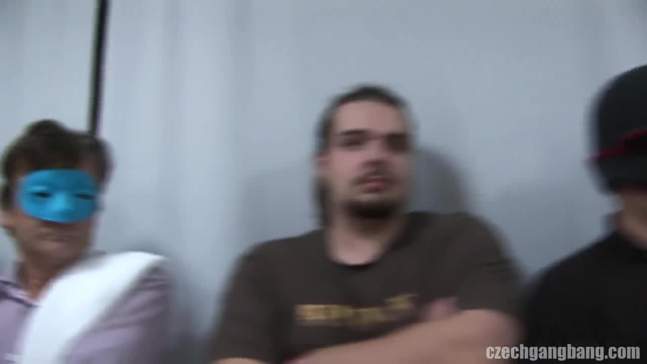 Толпа мужиков кончают в одну по очереди 115